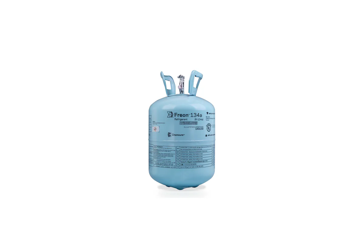Garrafa Chemours Freon R-134a de 13,6 kg sobre fondo blanco